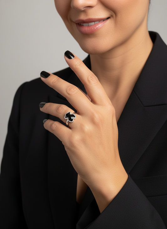 Comprar anillo original de TOUS realizado en oro blanco y con el característico osito de la marca con un onix en el centro. Joyas Tous baratas.