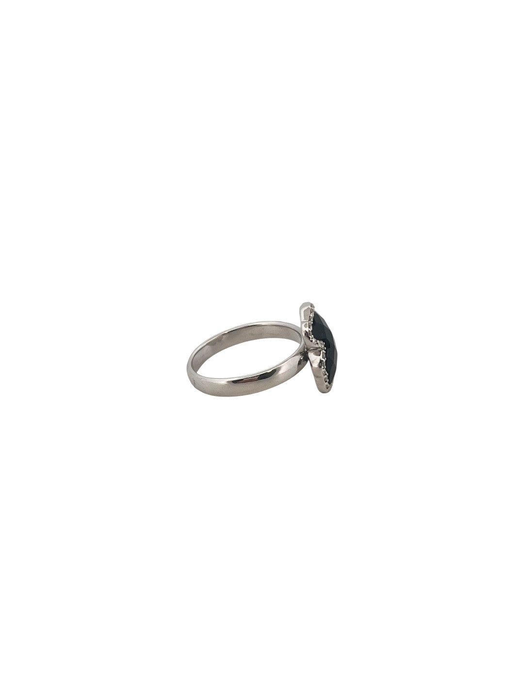 Comprar anillo original de TOUS realizado en oro blanco y con el característico osito de la marca con un onix en el centro. Joyas Tous baratas.