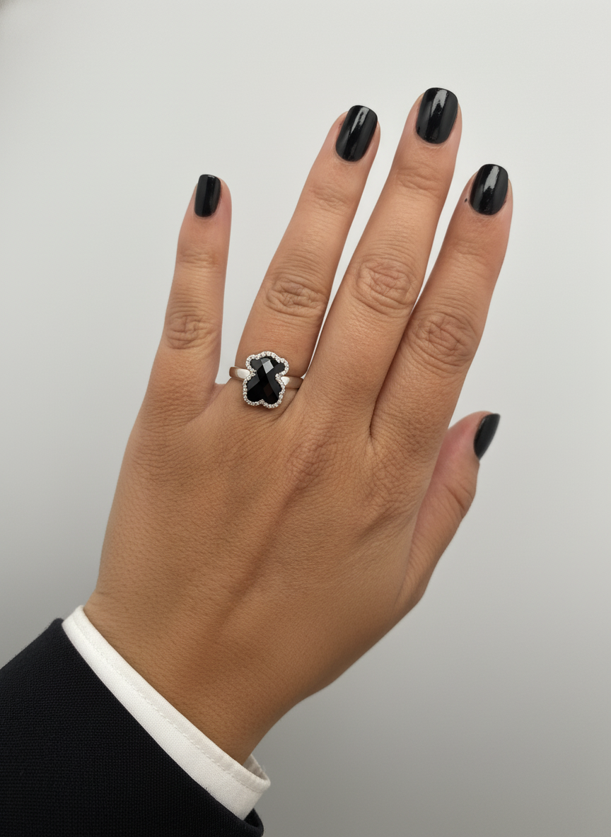 Comprar anillo original de TOUS realizado en oro blanco y con el característico osito de la marca con un onix en el centro. Joyas Tous baratas.