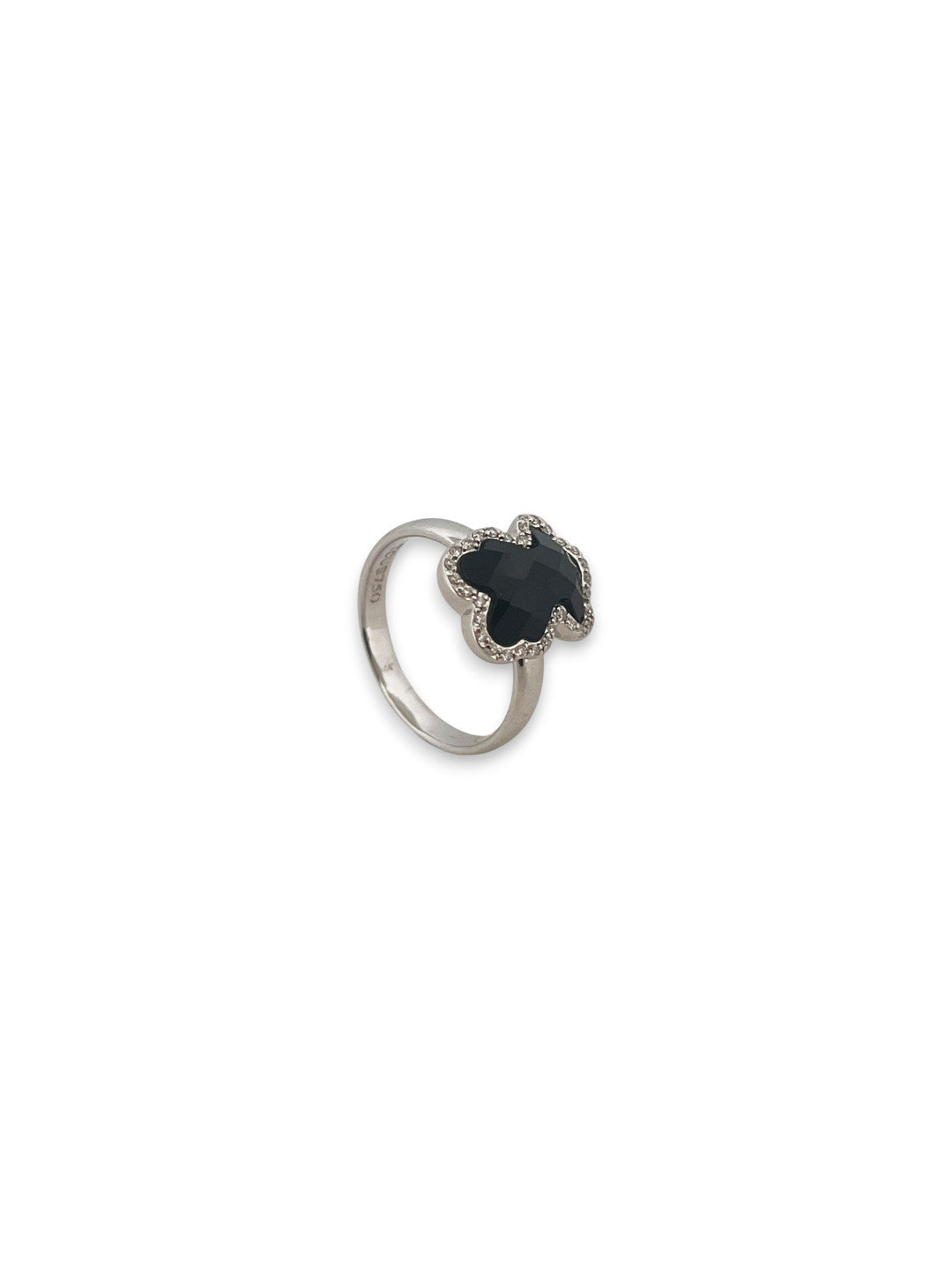 Comprar anillo original de TOUS realizado en oro blanco y con el característico osito de la marca con un onix en el centro. Joyas Tous baratas.