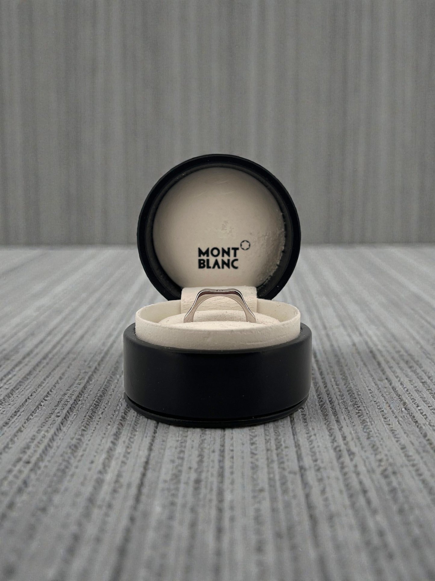 Comprar anillo de la marca Montblanc, de la colección 4810 Star realizado en oro blanco con 6 diamantes. Joyas de segunda mano baratas. Joyería Ian'Or. Joyeria de marca.Envío gratis.