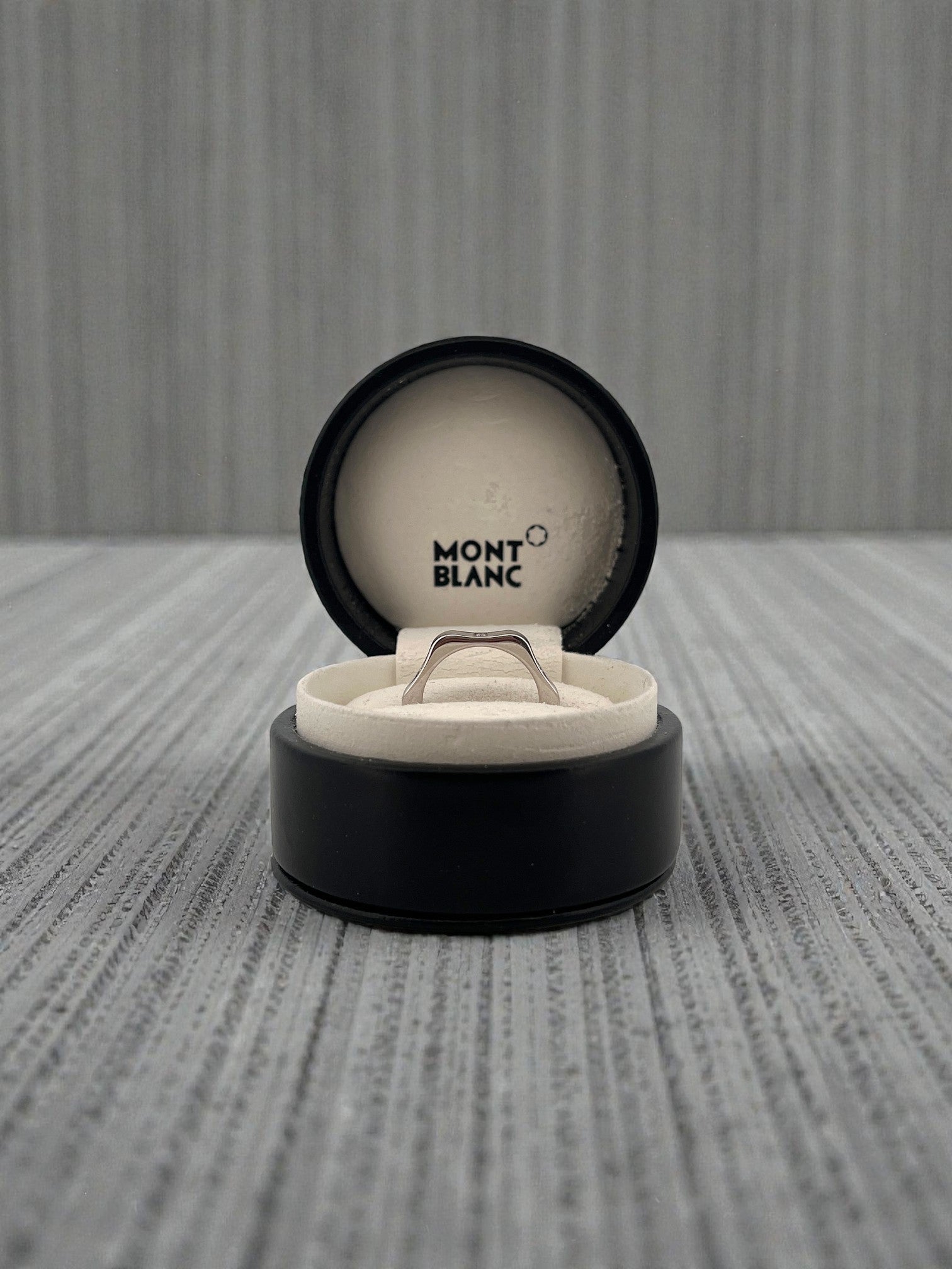 Comprar anillo de la marca Montblanc, de la colección 4810 Star realizado en oro blanco con 6 diamantes. Joyas de segunda mano baratas. Joyería Ian'Or. Joyeria de marca.Envío gratis.