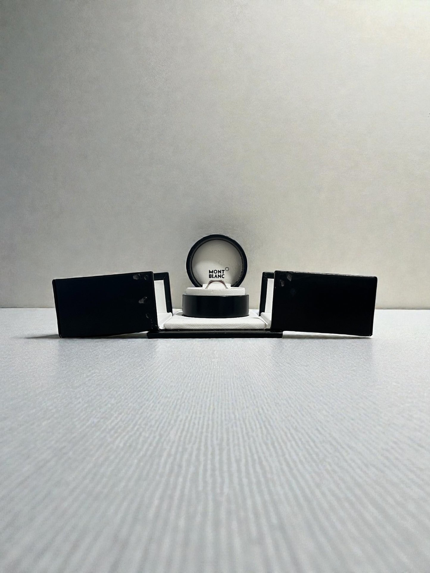 Comprar anillo de la marca Montblanc, de la colección 4810 Star realizado en oro blanco con 6 diamantes. Joyas de segunda mano baratas. Joyería Ian'Or. Joyeria de marca.Envío gratis.