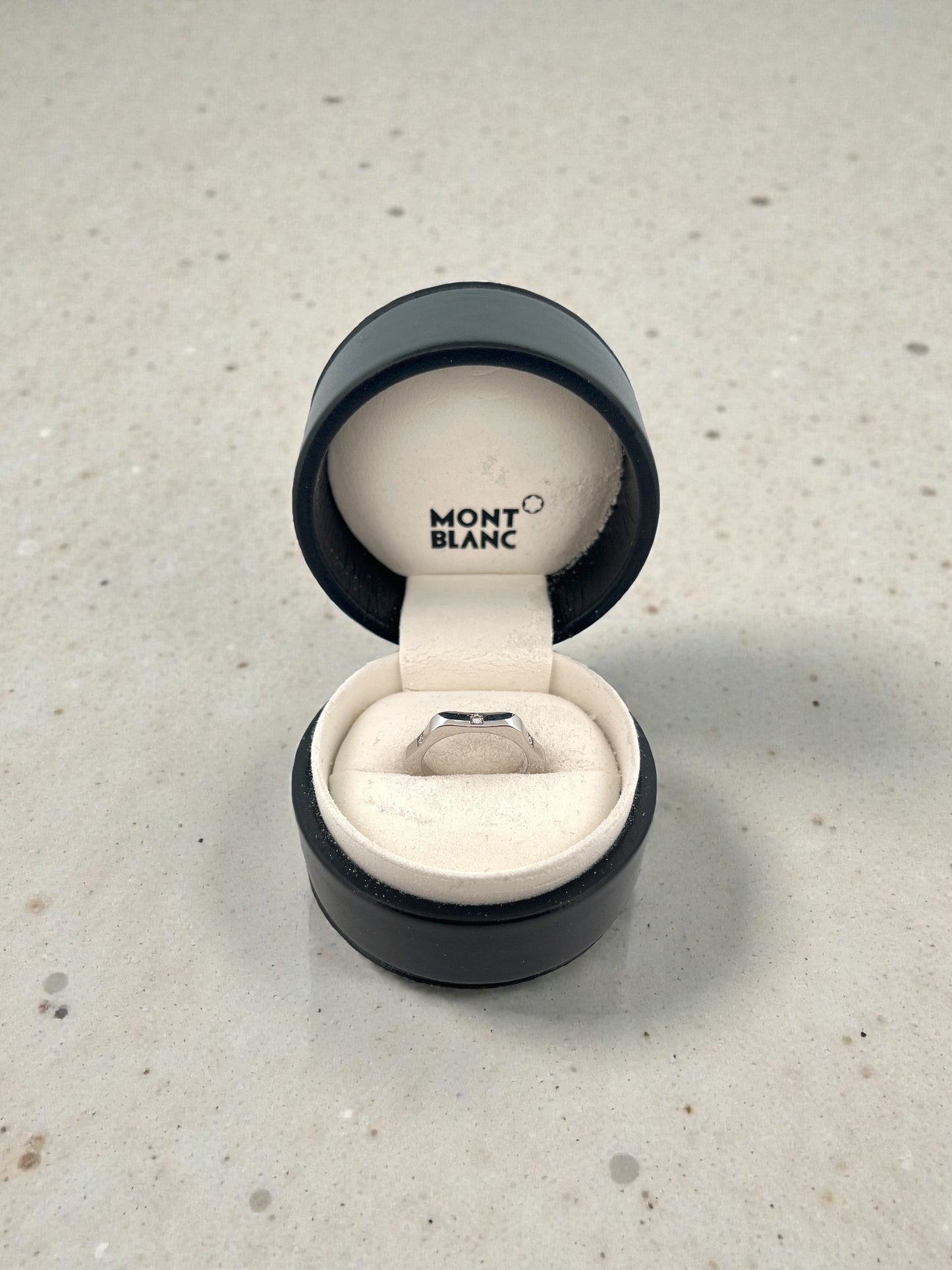 Comprar anillo de la marca Montblanc, de la colección 4810 Star realizado en oro blanco con 6 diamantes. Joyas de segunda mano baratas. Joyería Ian'Or. Joyeria de marca.Envío gratis.