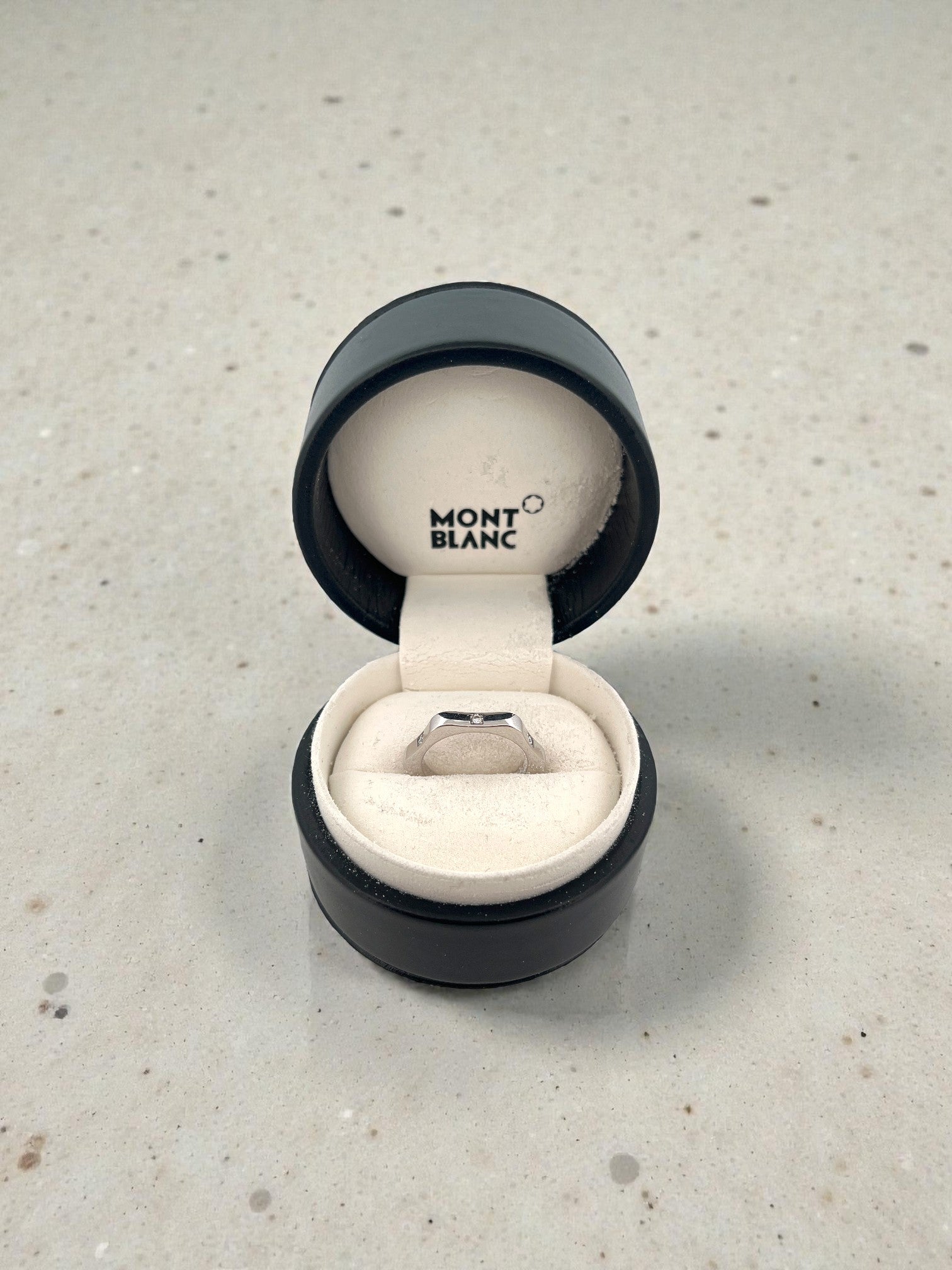 Comprar anillo de la marca Montblanc, de la colección 4810 Star realizado en oro blanco con 6 diamantes. Joyas de segunda mano baratas. Joyería Ian'Or. Joyeria de marca.Envío gratis.