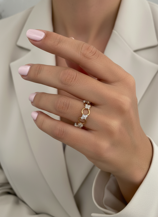 Comprar anillo original de TOUS movil realizado en oro amarillo y con diferentes figuritas como flores, corazones y el iconico oso de la marca, realizados en oro blanco.Joyas Tous baratas.