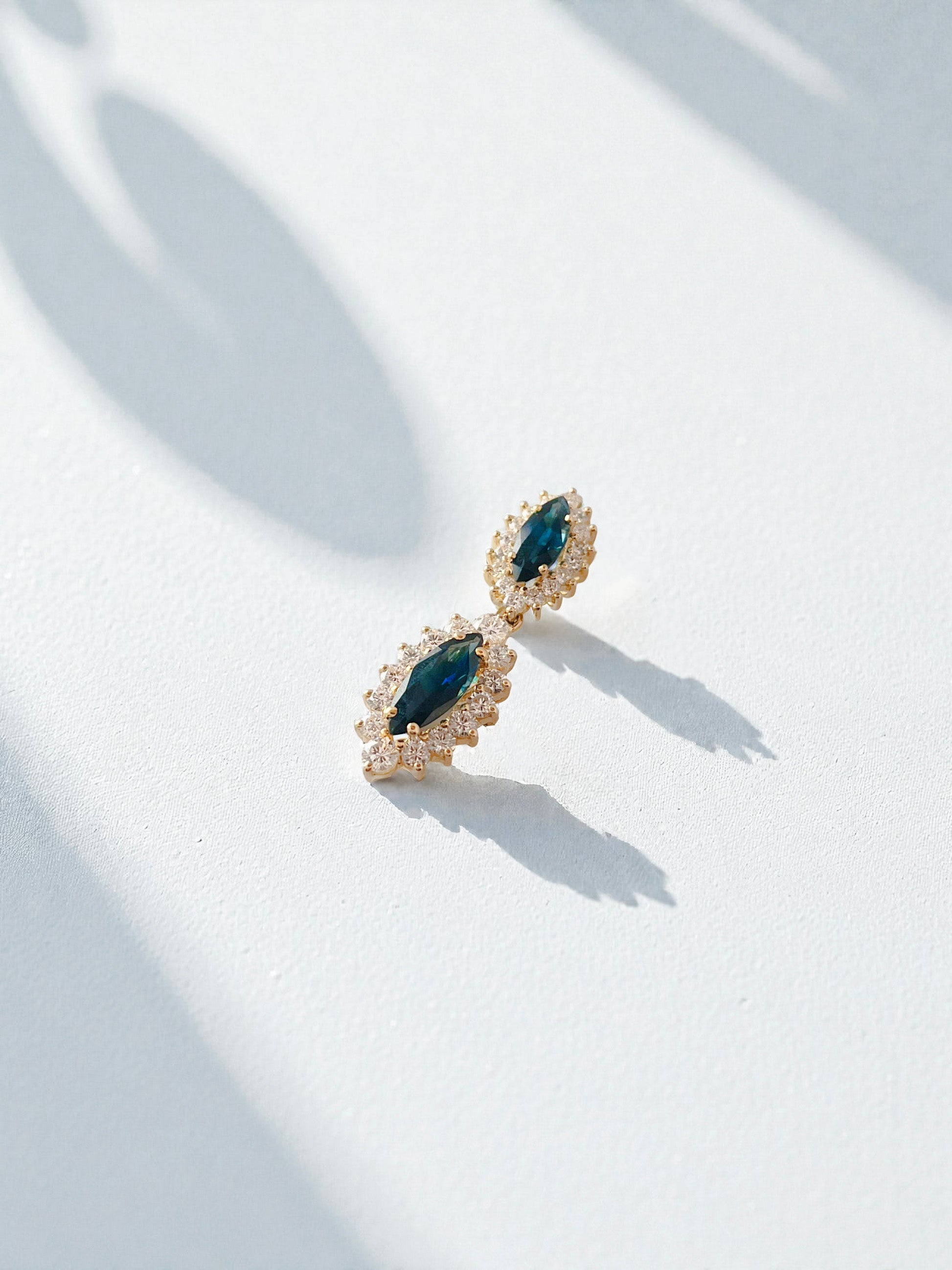 Colgante antiguo realizado en oro amarillo, con 2 rosetones unidos de zafiros talla marquise y orla de brillantes. Joyas antiguas con zafiros al mejor precio