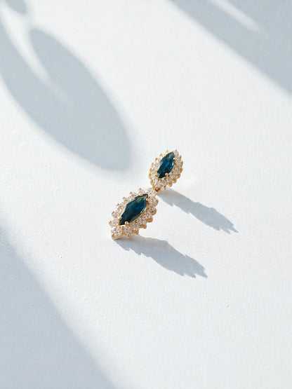 Colgante antiguo realizado en oro amarillo, con 2 rosetones unidos de zafiros talla marquise y orla de brillantes. Joyas antiguas con zafiros al mejor precio