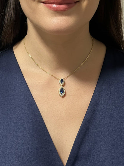 Colgante antiguo realizado en oro amarillo, con 2 rosetones unidos de zafiros talla marquise y orla de brillantes. Joyas antiguas con zafiros al mejor precio