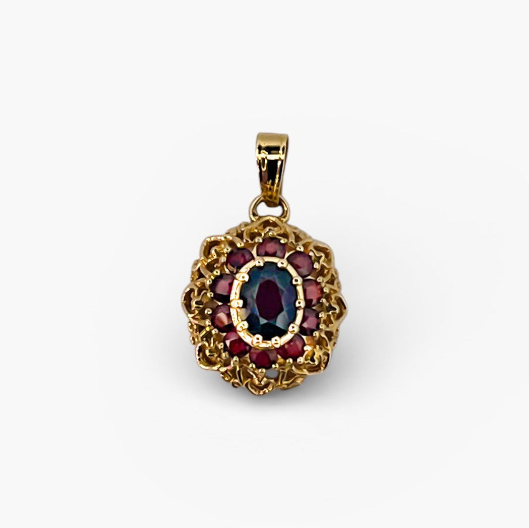 Comprar Colgante realizado en oro amarillo de 18kt con 10 granates, alrededor de un granate central. Joyería Barata en Barcelona.