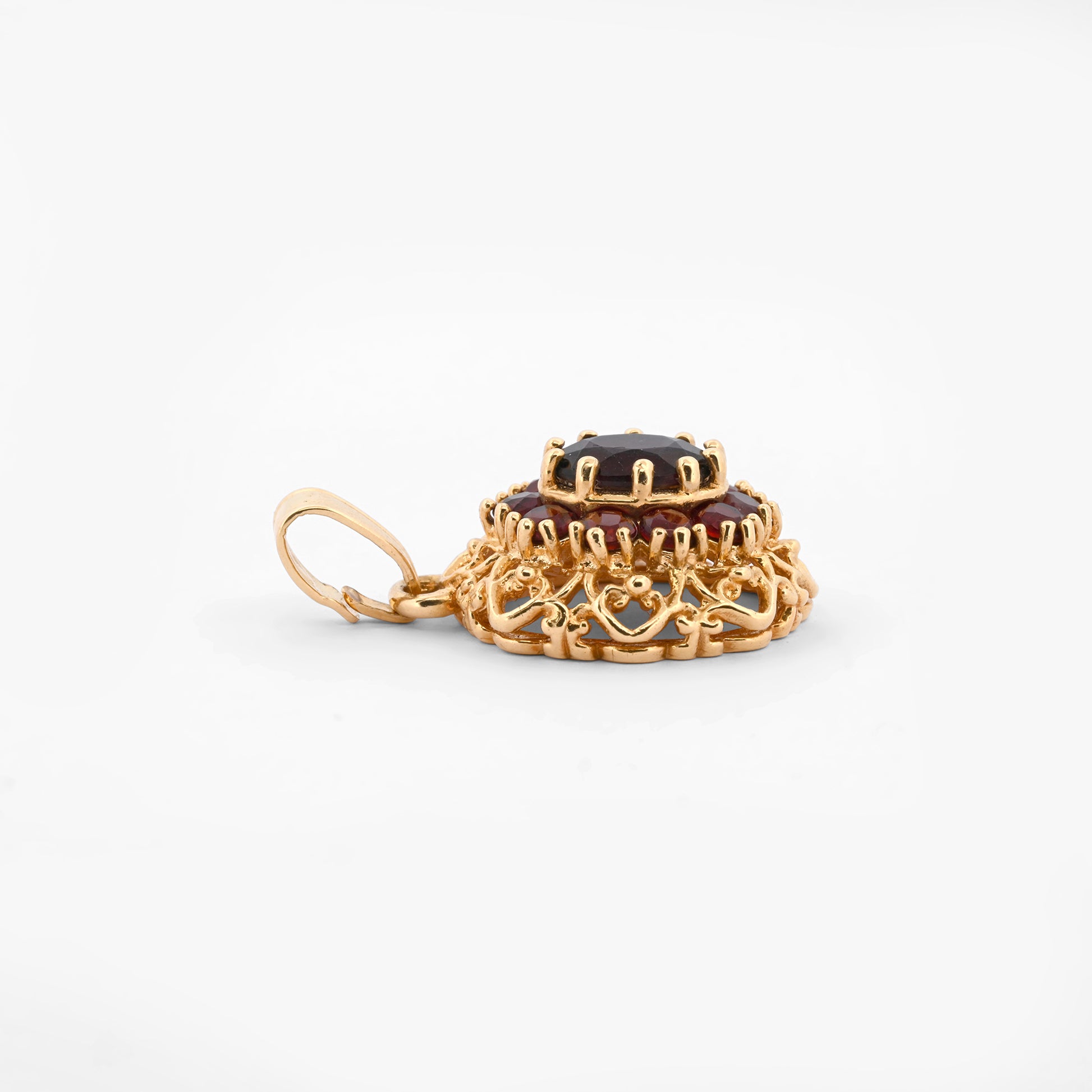 Comprar Colgante realizado en oro amarillo de 18kt con 10 granates, alrededor de un granate central. Joyería Barata en Barcelona.