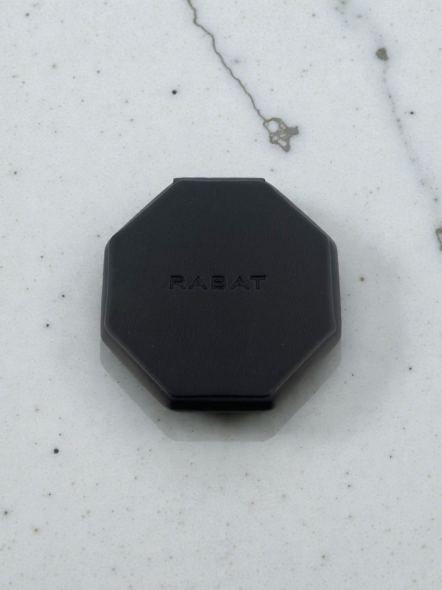 Comprar tresillo de la firma RABAT en oro blanco de 18kt con 3 diamantes talla brillante. Joyas Rabat al mejor precio. Envío GRATIS.