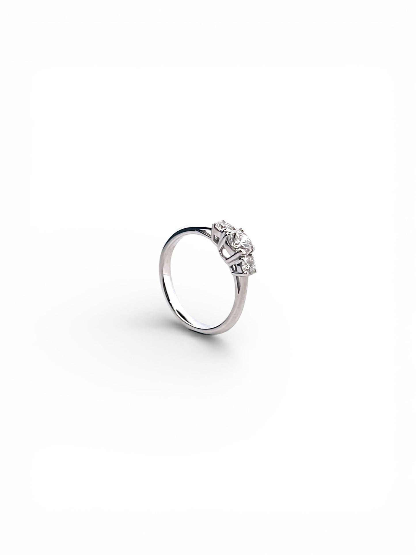 Comprar tresillo de la firma RABAT en oro blanco de 18kt con 3 diamantes talla brillante. Joyas Rabat al mejor precio. Envío GRATIS.
