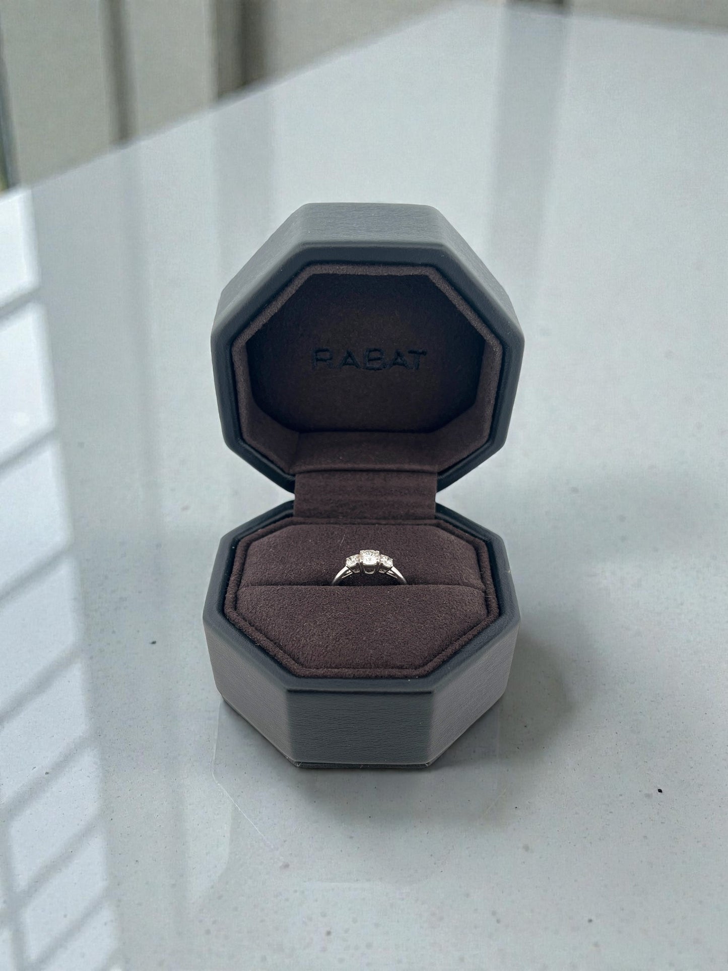 Comprar tresillo de la firma RABAT en oro blanco de 18kt con 3 diamantes talla brillante. Joyas Rabat al mejor precio. Envío GRATIS.
