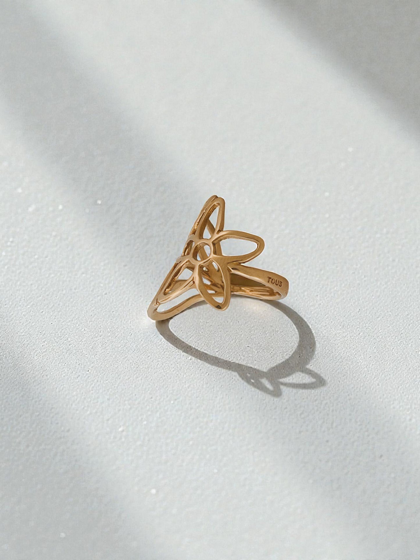 Comprar anillo original de TOUS en forma de flor realizado en oro amarillo de 18kt. Joyas Tous baratas.