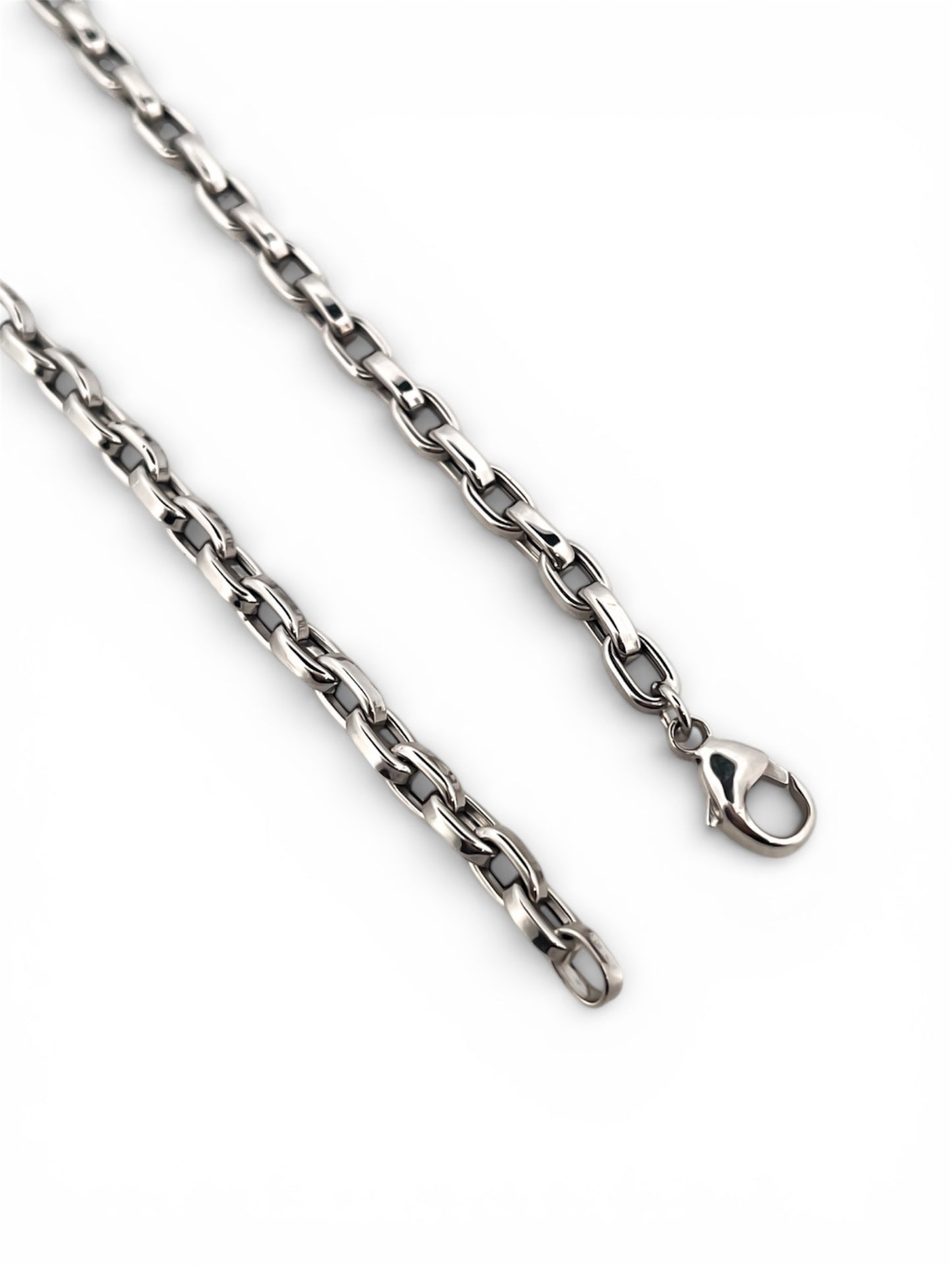 Comprar cadena realizada en oro blanco de 18kt con eslabones de 4mm y 49cm de largo.  Cierre tipo mosquetón. Cadenas de oro blanco gruesas de 18kt