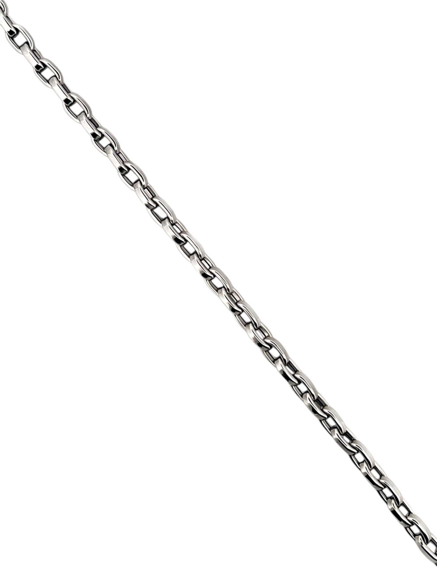 Comprar cadena realizada en oro blanco de 18kt con eslabones de 4mm y 49cm de largo.  Cierre tipo mosquetón. Cadenas de oro blanco gruesas de 18kt