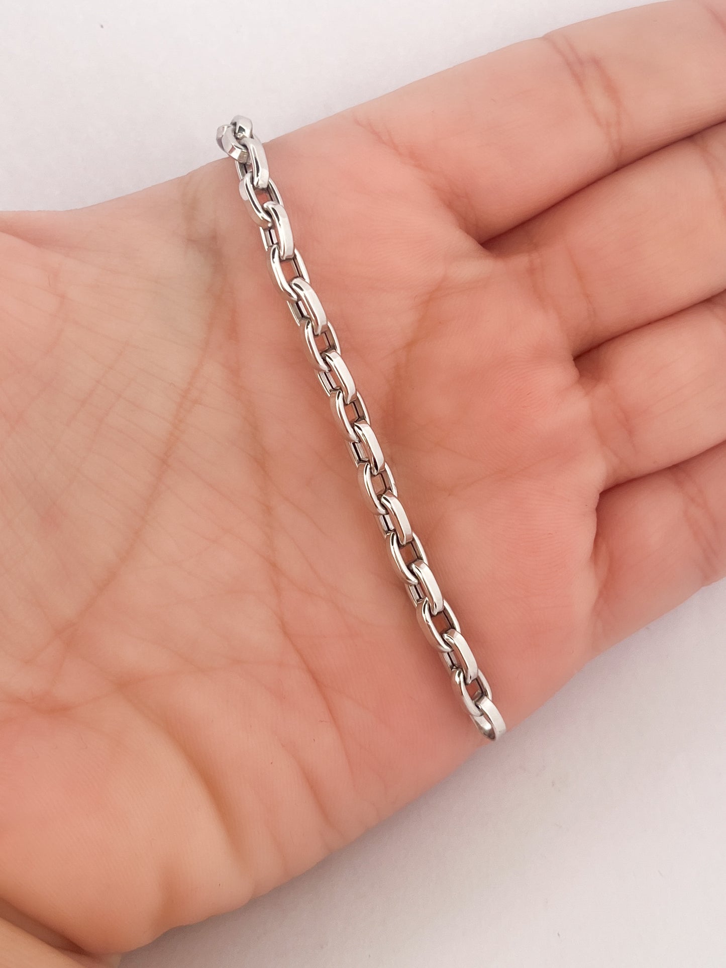 Comprar cadena realizada en oro blanco de 18kt con eslabones de 4mm y 49cm de largo.  Cierre tipo mosquetón. Cadenas de oro blanco gruesas de 18kt