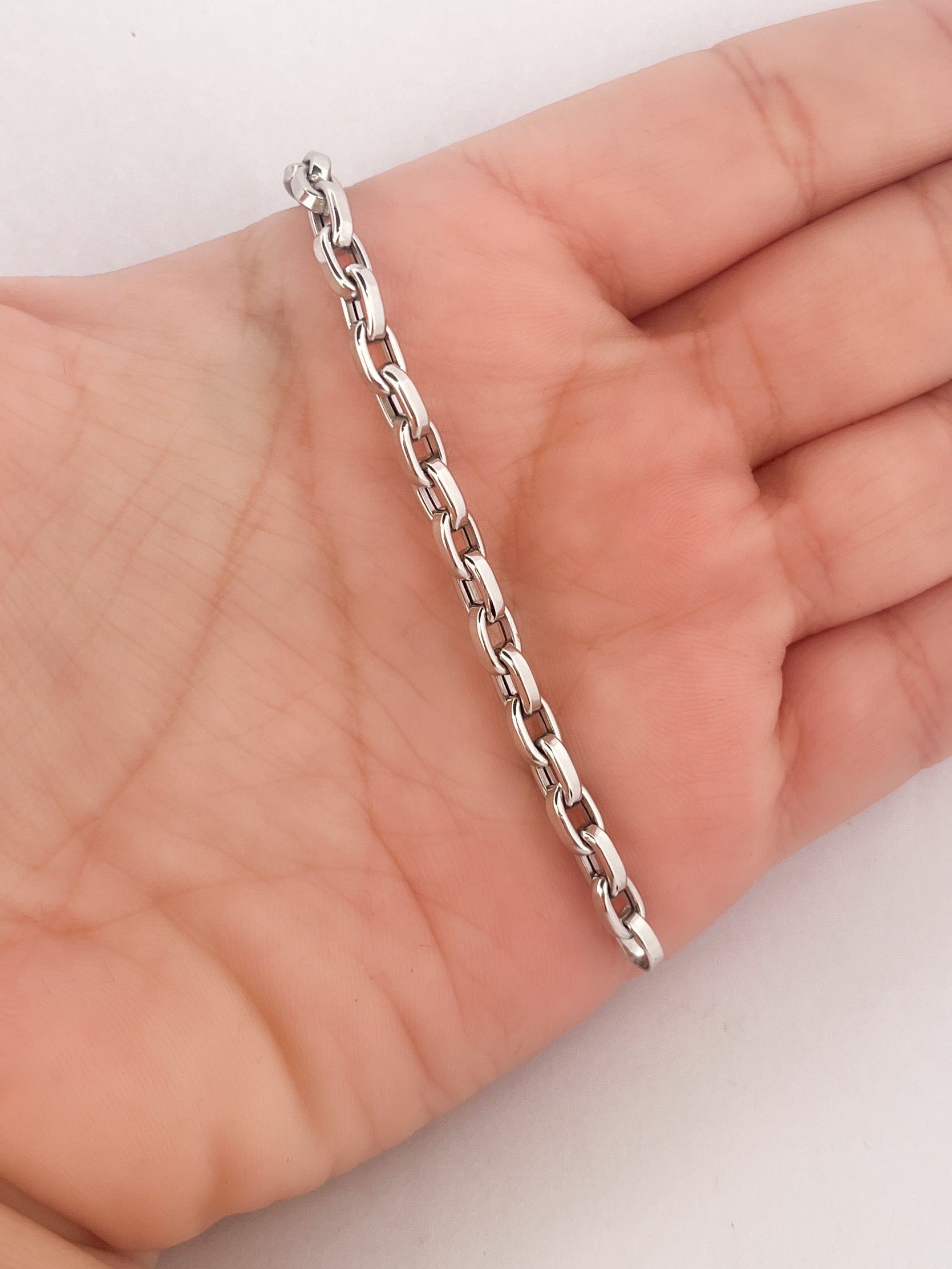 Comprar cadena realizada en oro blanco de 18kt con eslabones de 4mm y 49cm de largo.  Cierre tipo mosquetón. Cadenas de oro blanco gruesas de 18kt