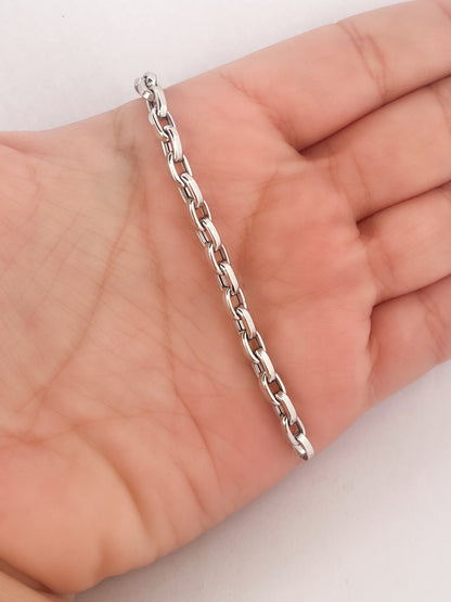 Comprar cadena realizada en oro blanco de 18kt con eslabones de 4mm y 49cm de largo.  Cierre tipo mosquetón. Cadenas de oro blanco gruesas de 18kt