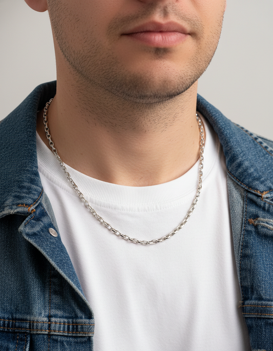 Comprar cadena realizada en oro blanco de 18kt con eslabones de 4mm y 49cm de largo.  Cierre tipo mosquetón. Cadenas de oro blanco gruesas de 18kt