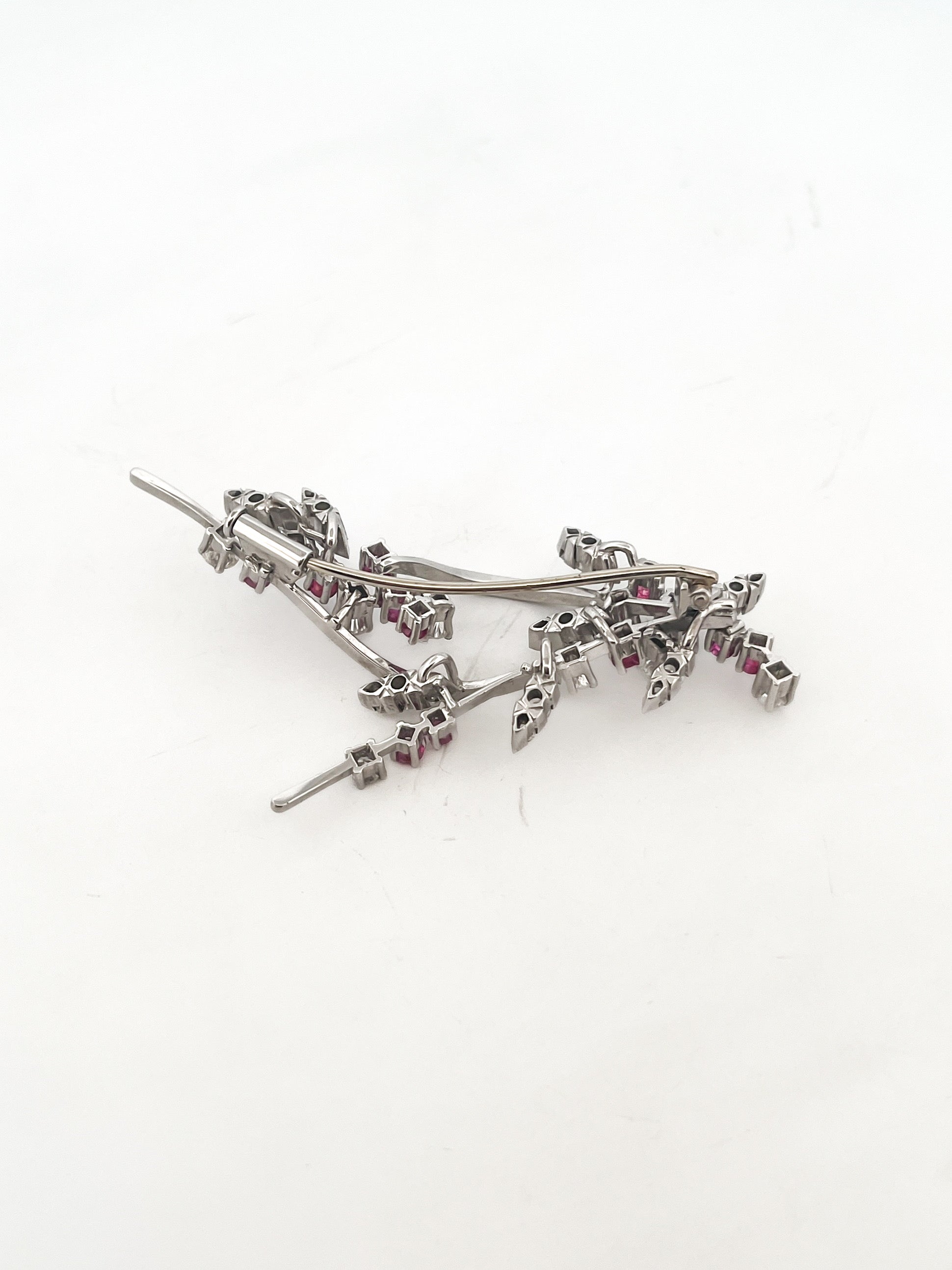 Comprar broche antiguo realizado en oro blanco, con diamantes y rubies. Joyas antiguas y vintage en Barcelona, compro oro y joyas al mejor precio. Ian'Or.