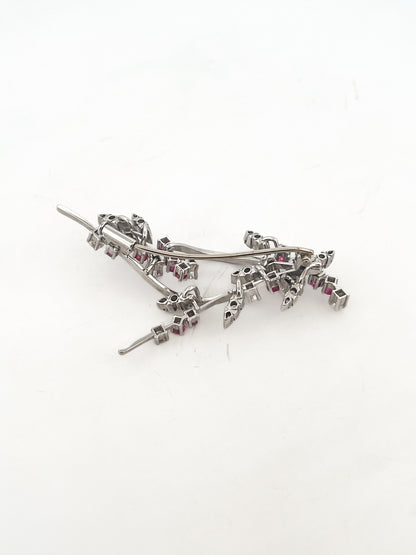 Comprar broche antiguo realizado en oro blanco, con diamantes y rubies. Joyas antiguas y vintage en Barcelona, compro oro y joyas al mejor precio. Ian'Or.