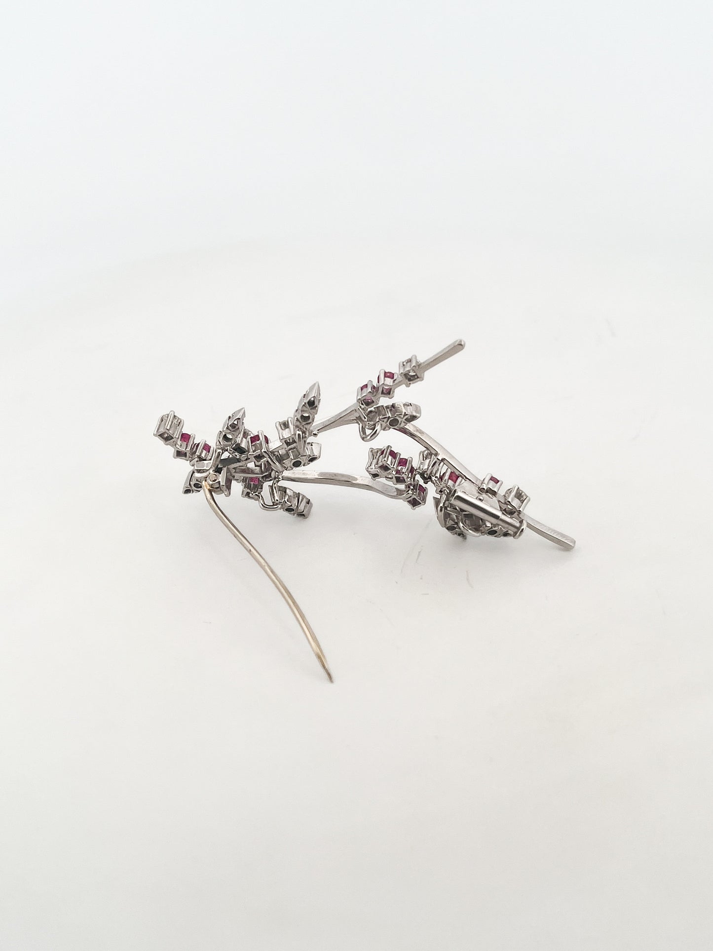 Comprar broche antiguo realizado en oro blanco, con diamantes y rubies. Joyas antiguas y vintage en Barcelona, compro oro y joyas al mejor precio. Ian'Or.