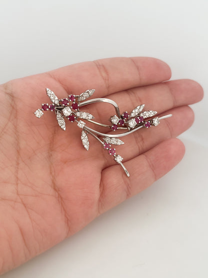 Comprar broche antiguo realizado en oro blanco, con diamantes y rubies. Joyas antiguas y vintage en Barcelona, compro oro y joyas al mejor precio. Ian'Or.