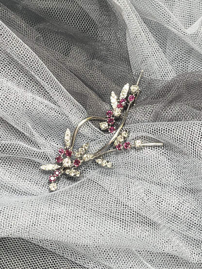 Comprar broche antiguo realizado en oro blanco, con diamantes y rubies. Joyas antiguas y vintage en Barcelona, compro oro y joyas al mejor precio. Ian'Or.