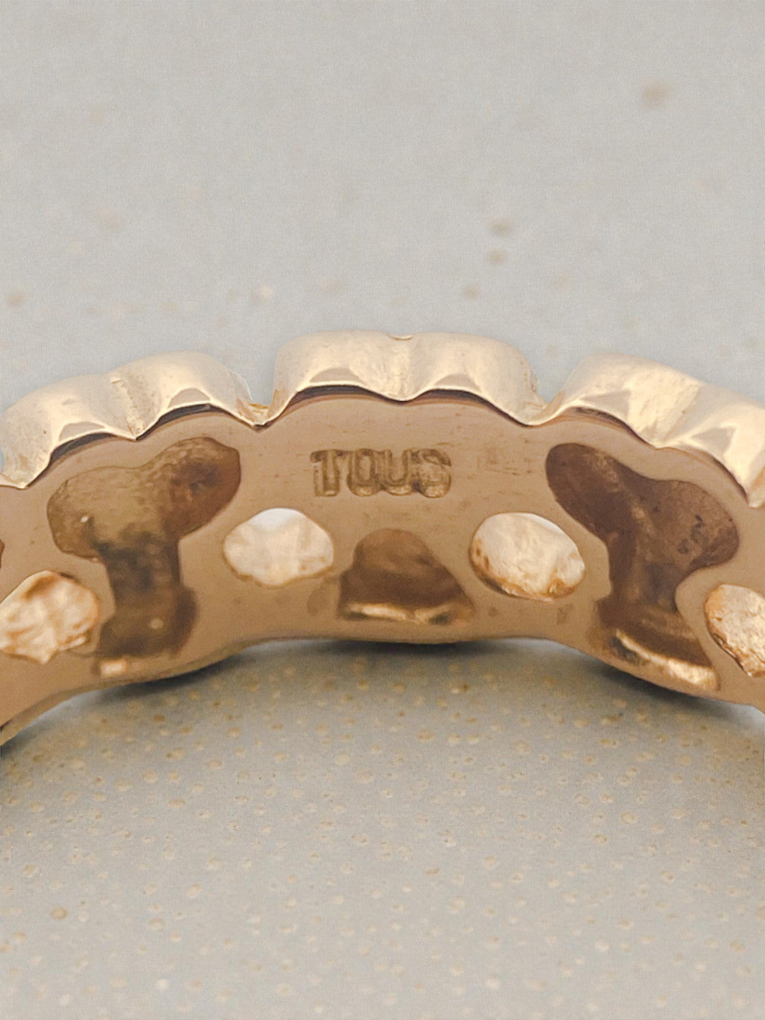 Comprar anillo original de TOUS realizado en oro amarillo y todo el anillo esta formado por osos.Joyas Tous baratas.