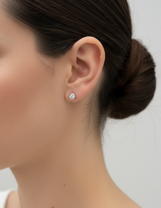 Comprar pendientes tipo dormilonas realizados en oro blanco de 18kt y brillantes con engaste en chatón.  Criollas de oro blanco y diamantes al mejor precio.