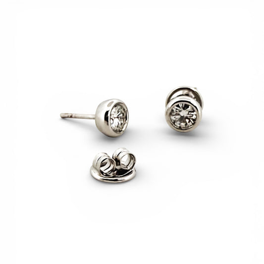Comprar pendientes tipo dormilonas realizados en oro blanco de 18kt y brillantes con engaste en chatón.  Criollas de oro blanco y diamantes al mejor precio.