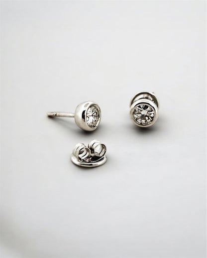 Comprar pendientes tipo dormilonas realizados en oro blanco de 18kt y brillantes con engaste en chatón.  Criollas de oro blanco y diamantes al mejor precio.