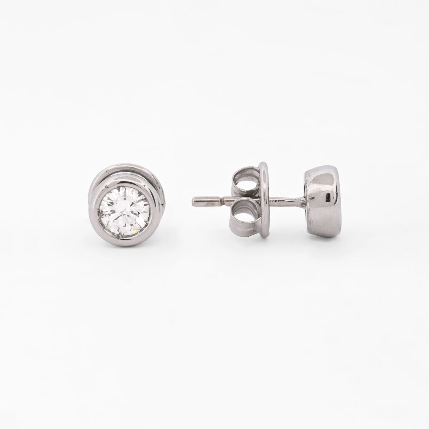 Comprar pendientes tipo dormilonas realizados en oro blanco de 18kt y brillantes con engaste en chatón.  Criollas de oro blanco y diamantes al mejor precio.