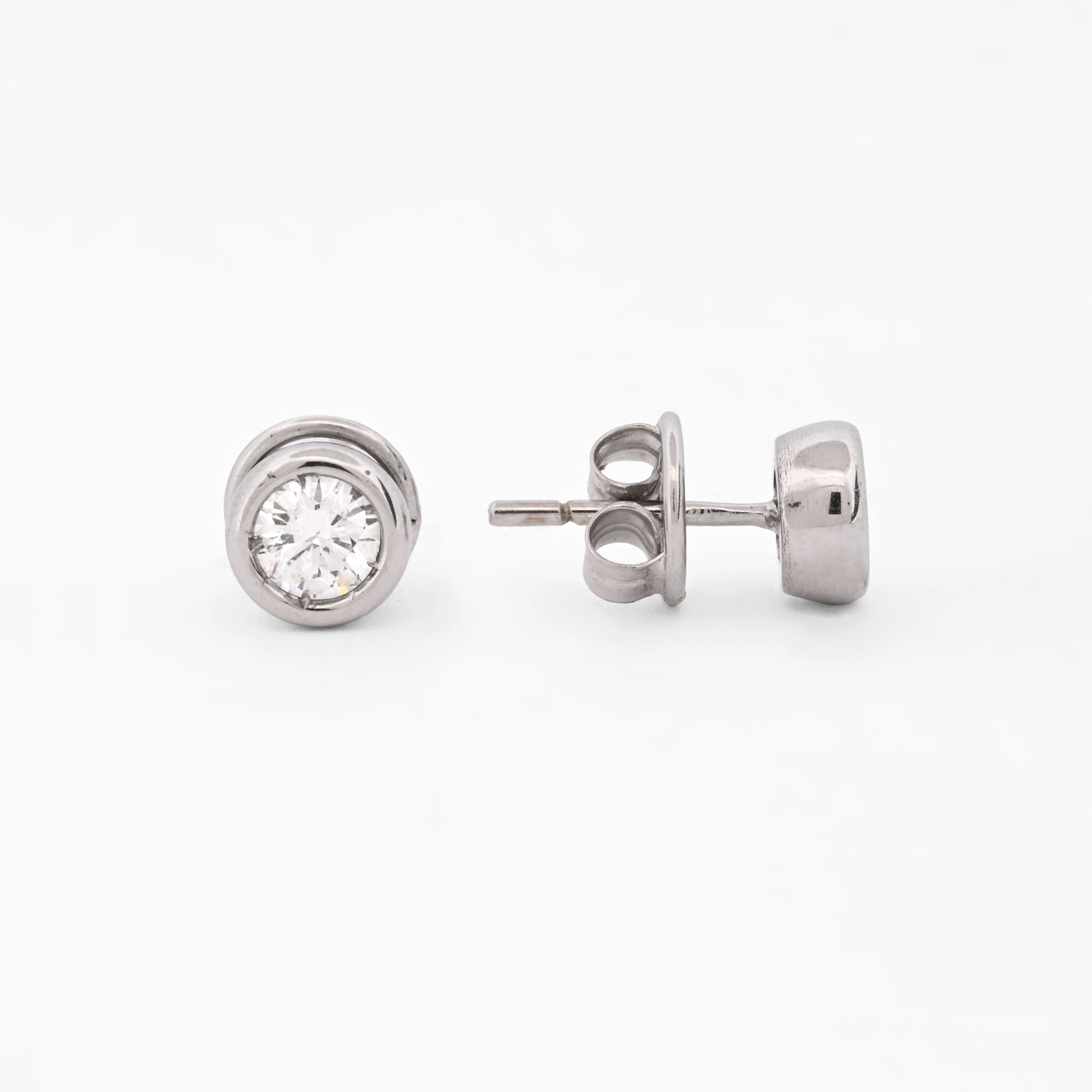 Comprar pendientes tipo dormilonas realizados en oro blanco de 18kt y brillantes con engaste en chatón.  Criollas de oro blanco y diamantes al mejor precio.