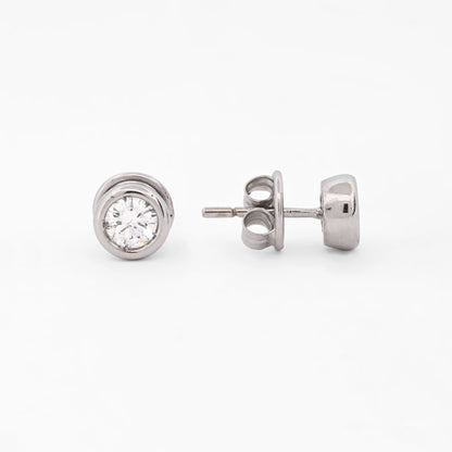 Comprar pendientes tipo dormilonas realizados en oro blanco de 18kt y brillantes con engaste en chatón.  Criollas de oro blanco y diamantes al mejor precio.
