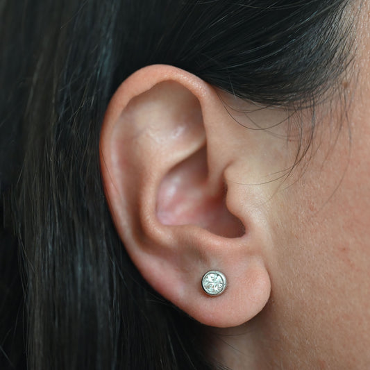 Comprar pendientes tipo dormilonas realizados en oro blanco de 18kt y brillantes con engaste en chatón.  Criollas de oro blanco y diamantes al mejor precio.