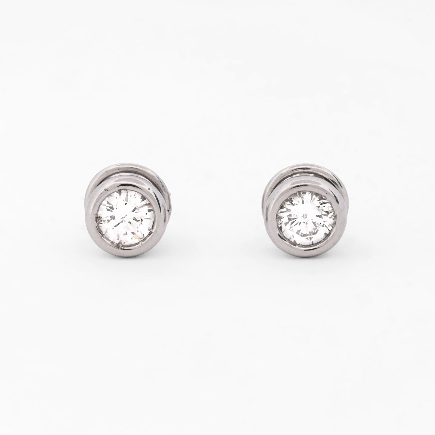 Comprar pendientes tipo dormilonas realizados en oro blanco de 18kt y brillantes con engaste en chatón.  Criollas de oro blanco y diamantes al mejor precio.