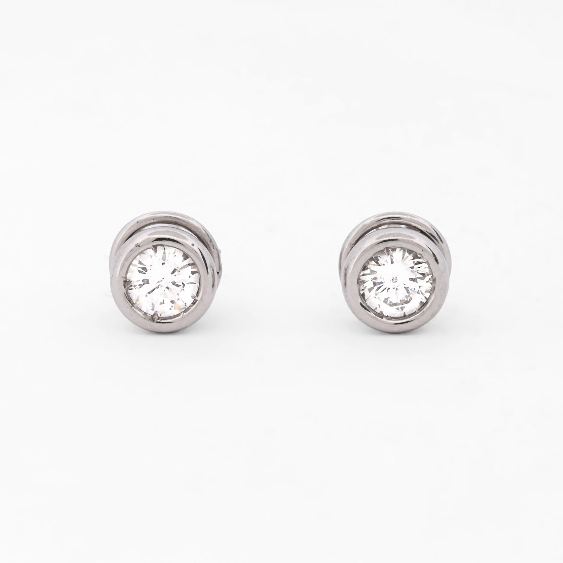 Comprar pendientes tipo dormilonas realizados en oro blanco de 18kt y brillantes con engaste en chatón.  Criollas de oro blanco y diamantes al mejor precio.