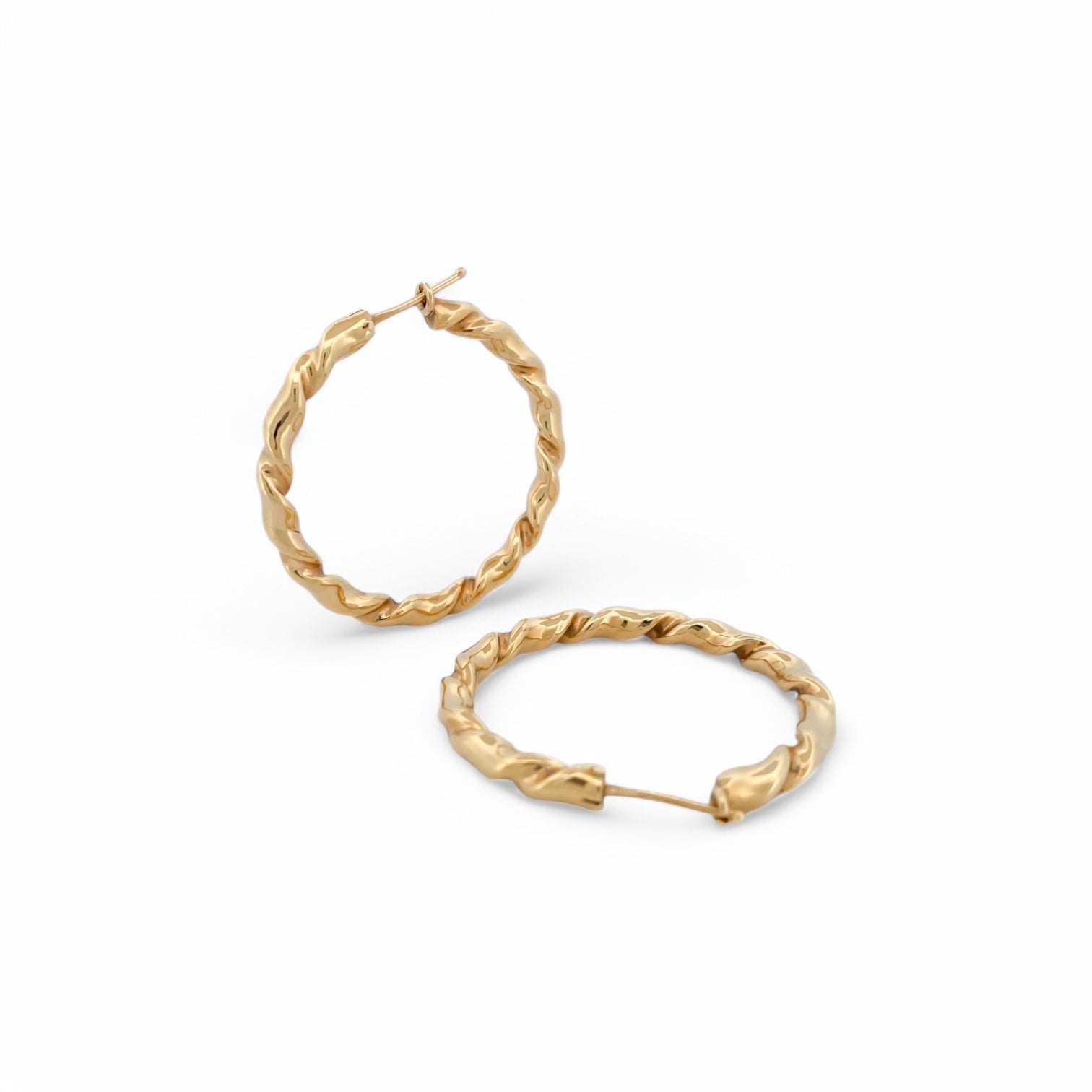 Comprar pendientes aro en espiral irregular de oro amarillo de 18kt de 3,5cm de diámetro. Cierre tipo criolla. Pendientes oro de 18kt baratos. Joyería Ian'Or. 