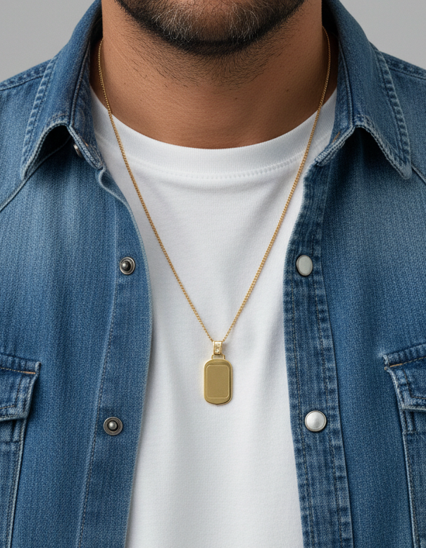 Comprar colgante placa lisa realizada en oro amarillo de 18kt.Con opción de grabación. Joyas de segunda mano de oro de 18kt en Barcelona. Joyería Ian'Or.