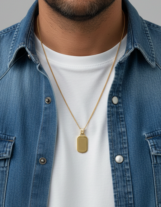 Comprar colgante placa lisa realizada en oro amarillo de 18kt.Con opción de grabación. Joyas de segunda mano de oro de 18kt en Barcelona. Joyería Ian'Or.