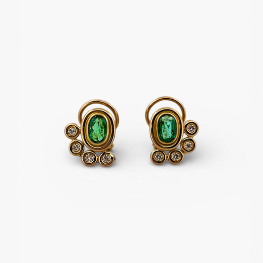 Comprar pendientes realizados en oro amarillo de 18kt con 4 diamantes en cada uno, alrededor de una esmeralda central.Estos pendientes disponen de cierre tipo Omega. Envío GRATIS.