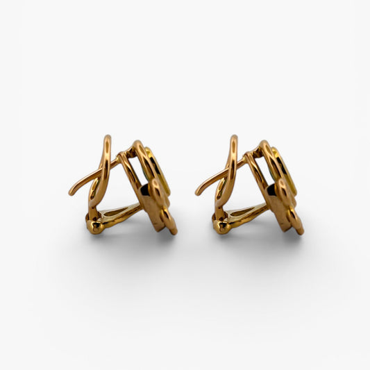 Comprar pendientes realizados en oro amarillo de 18kt con 4 diamantes en cada uno, alrededor de una esmeralda central.Estos pendientes disponen de cierre tipo Omega. Envío GRATIS.