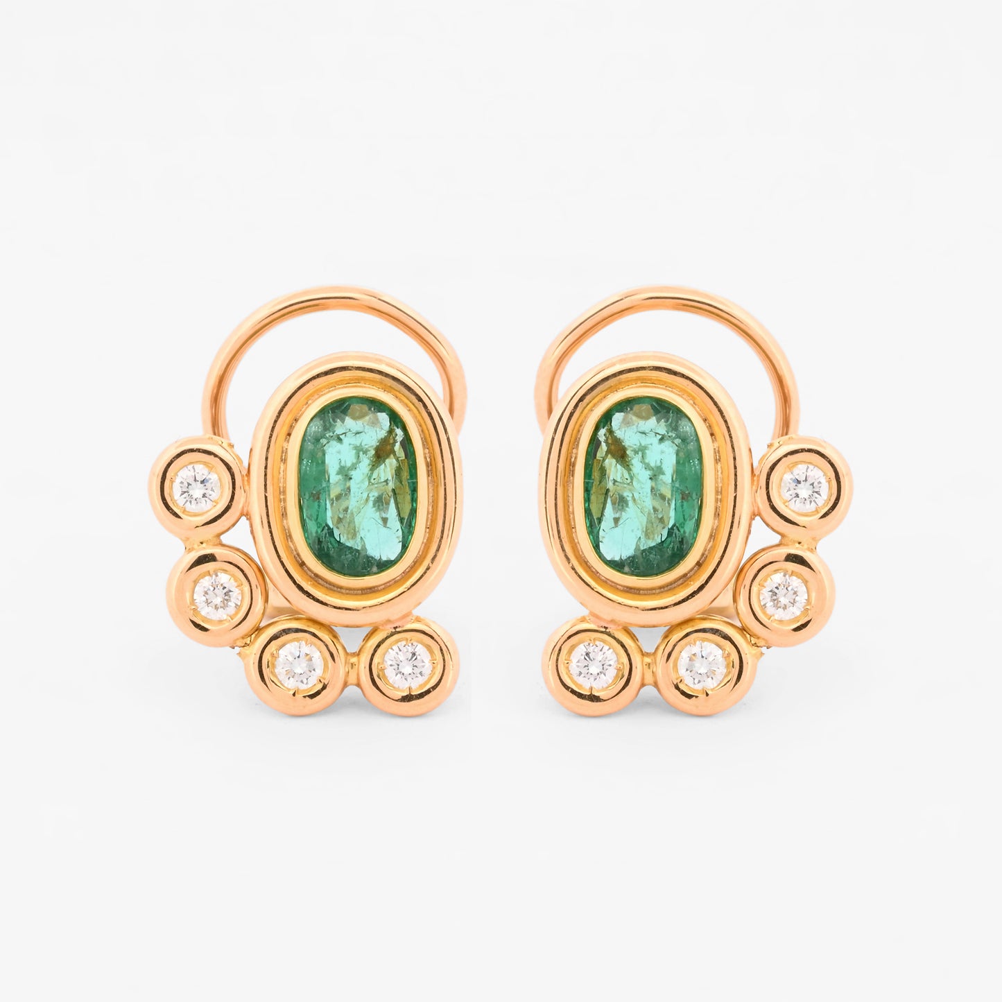 Comprar pendientes realizados en oro amarillo de 18kt con 4 diamantes en cada uno, alrededor de una esmeralda central.Estos pendientes disponen de cierre tipo Omega. Envío GRATIS.
