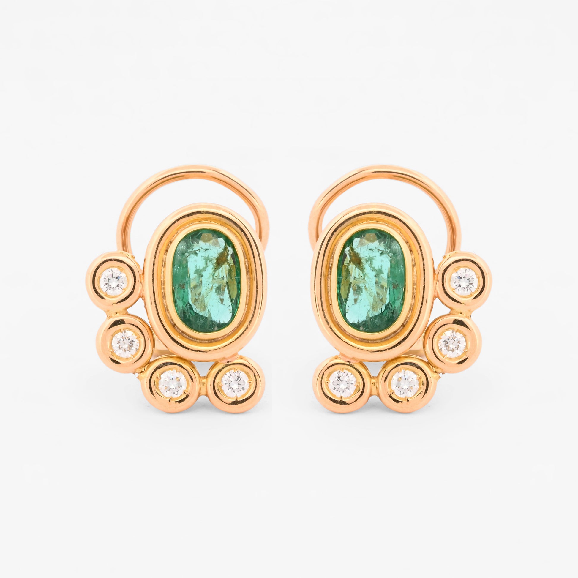 Comprar pendientes realizados en oro amarillo de 18kt con 4 diamantes en cada uno, alrededor de una esmeralda central.Estos pendientes disponen de cierre tipo Omega. Envío GRATIS.