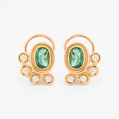 Comprar pendientes realizados en oro amarillo de 18kt con 4 diamantes en cada uno, alrededor de una esmeralda central.Estos pendientes disponen de cierre tipo Omega. Envío GRATIS.