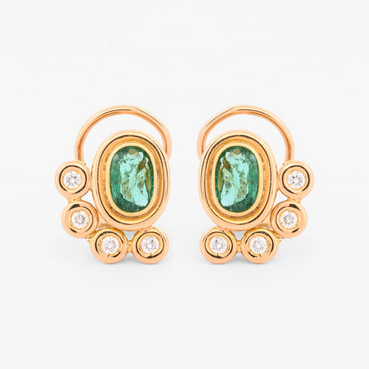 Comprar pendientes realizados en oro amarillo de 18kt con 4 diamantes en cada uno, alrededor de una esmeralda central.Estos pendientes disponen de cierre tipo Omega. Envío GRATIS.