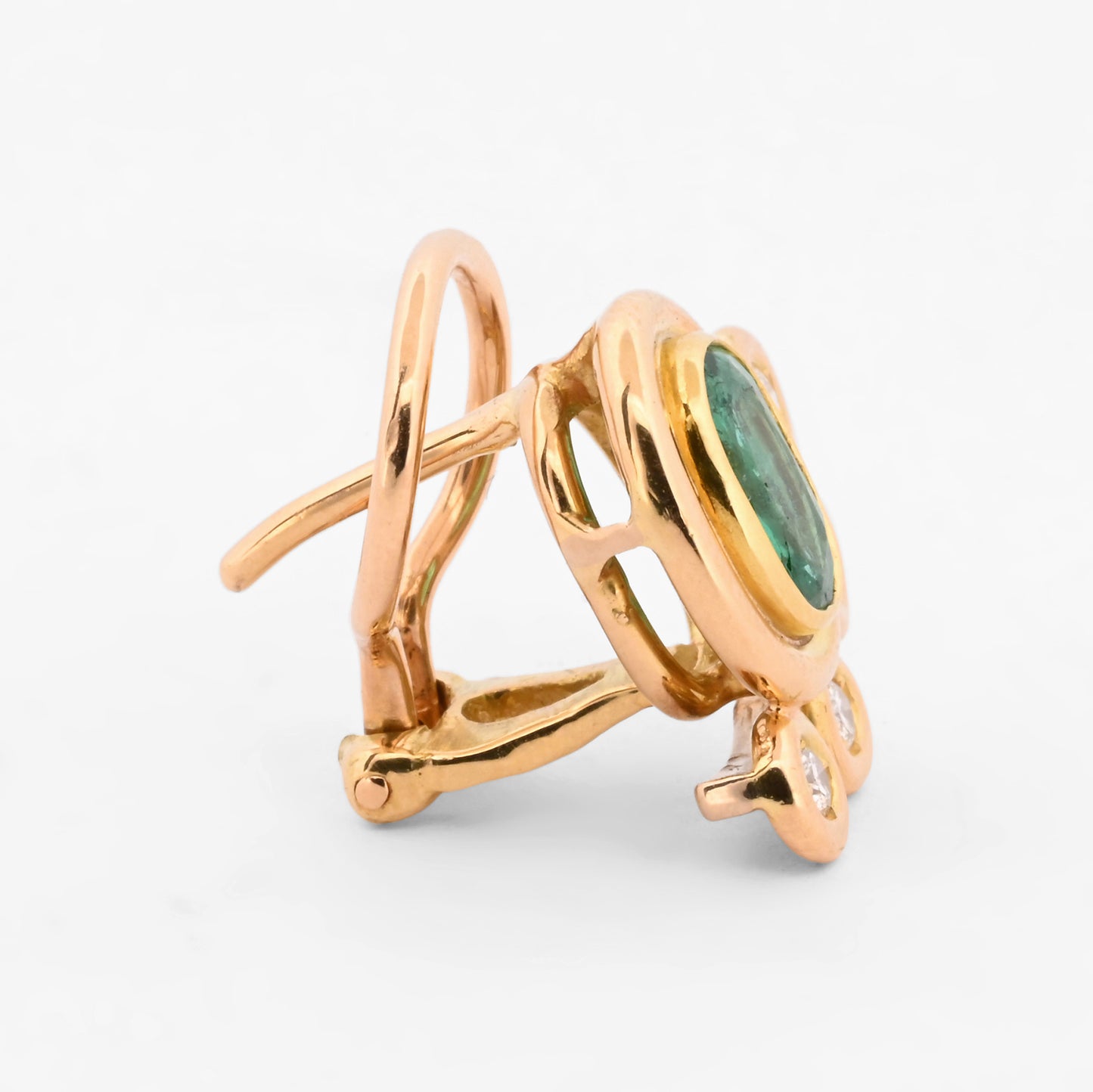 Comprar pendientes realizados en oro amarillo de 18kt con 4 diamantes en cada uno, alrededor de una esmeralda central.Estos pendientes disponen de cierre tipo Omega. Envío GRATIS.